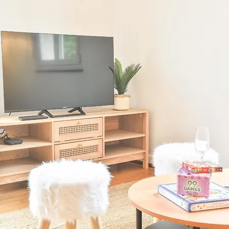 Rock In Share - Bianca 2-bedroom With Parking Included & Tram Apartment *